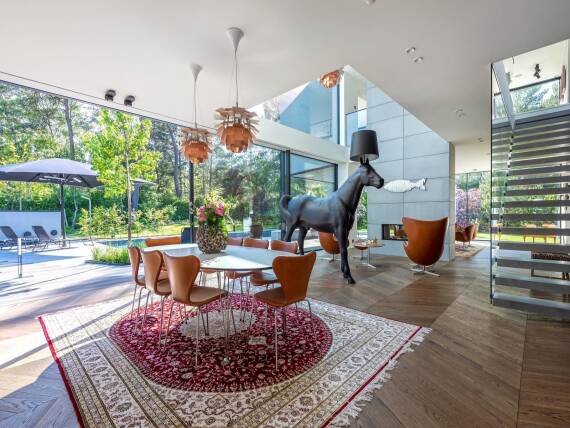 装饰独特的起居和用餐区，可欣赏游泳池风景。