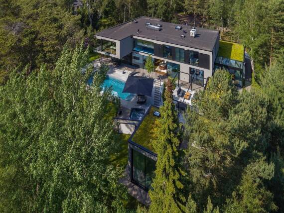 被大自然环抱的别墅。