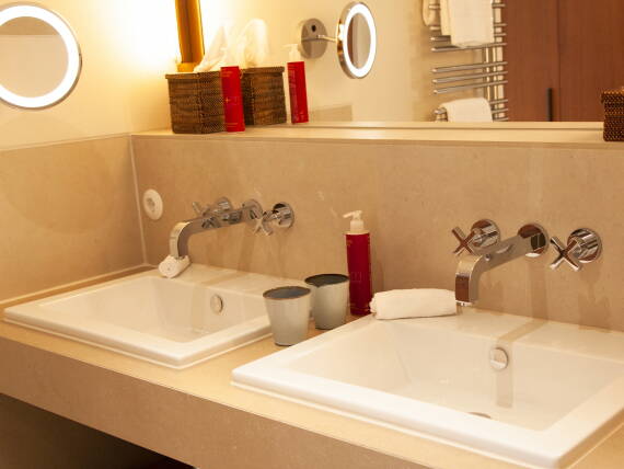 墙装龙头，具有美观典雅的十字手柄