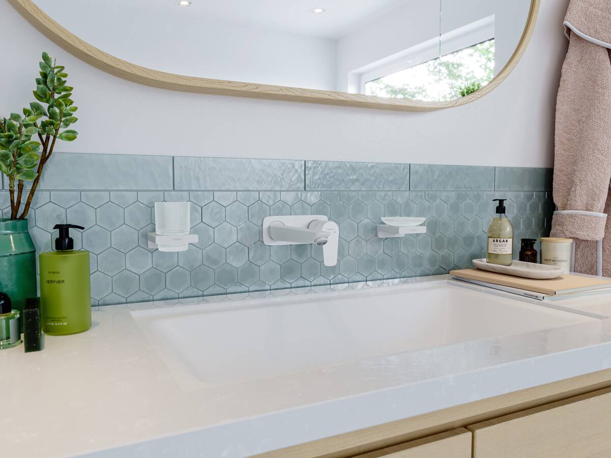 暗装式白色面盆龙头。