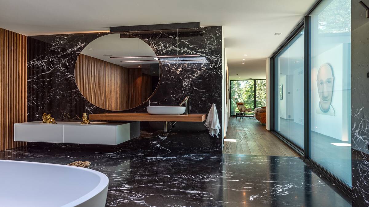 奢华浴室装配雅生斯达克 Organic 系列。