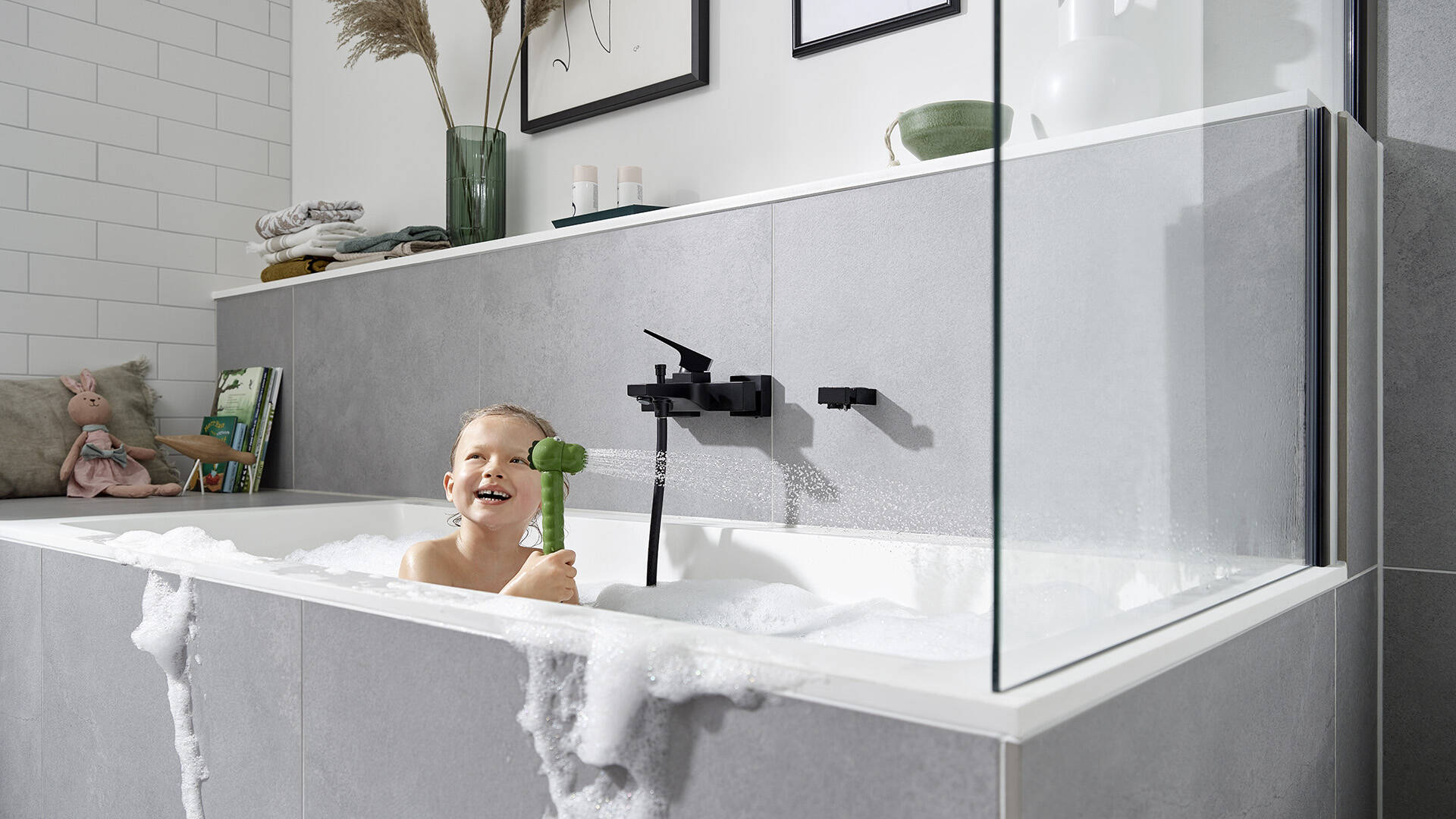 儿童淋浴产品：汉斯格雅 Jocolino幼格伶若，鳄鱼造型的花洒头。