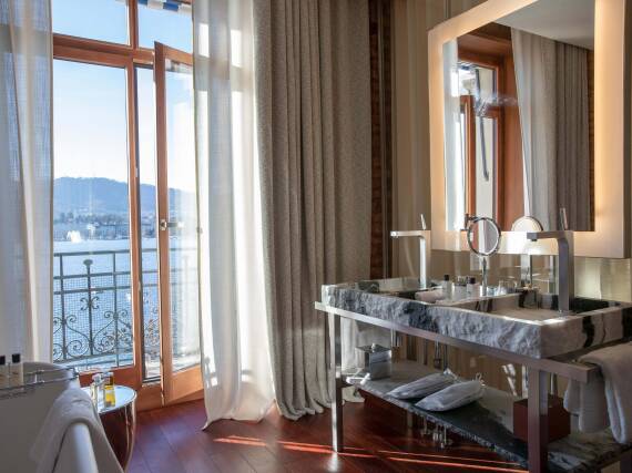 搭载雅生奇特里奥台盆龙头的浴室