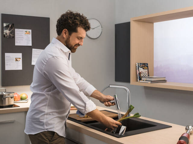 带有抽拉式花洒和 Select 功能的厨房龙头。