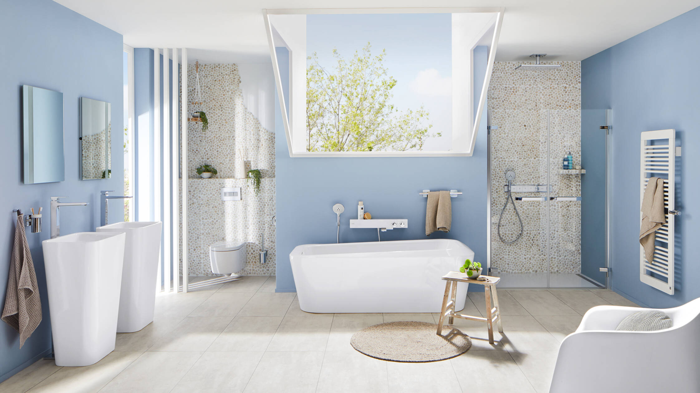 散发海洋气息的明亮浴室。