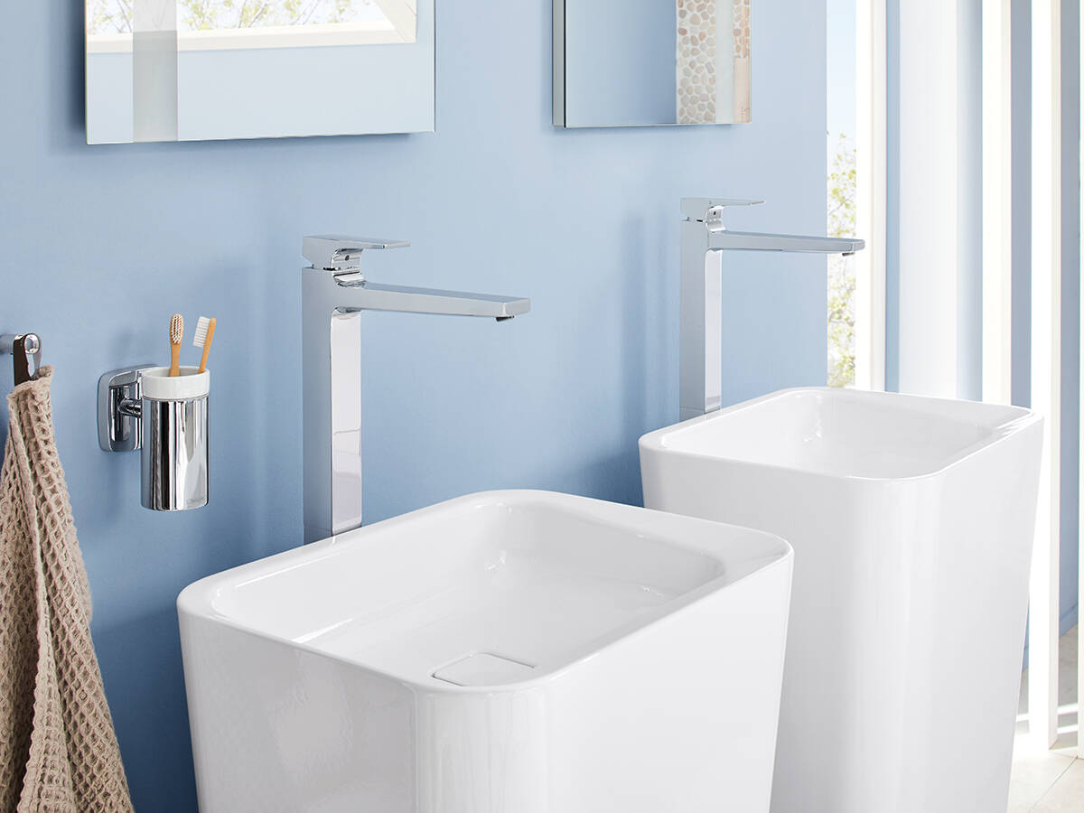 配有梦迪宝龙头的海洋蓝色浴室。