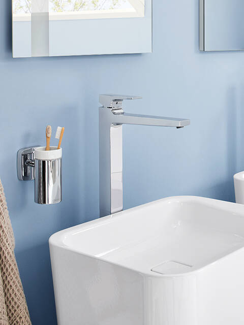 配有梦迪宝龙头的海洋蓝色浴室。