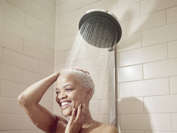 沛适飞头顶花洒通过柔和的沄雨式喷淋带来舒适体验。