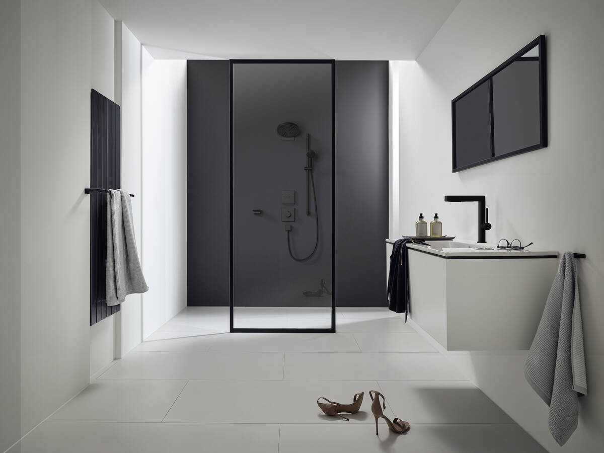 具有摩登黑表面的龙头和花洒。