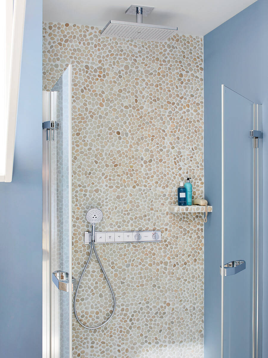 海洋浴室设计：RainSelect 淋浴控制装置与鹅卵石马赛克。