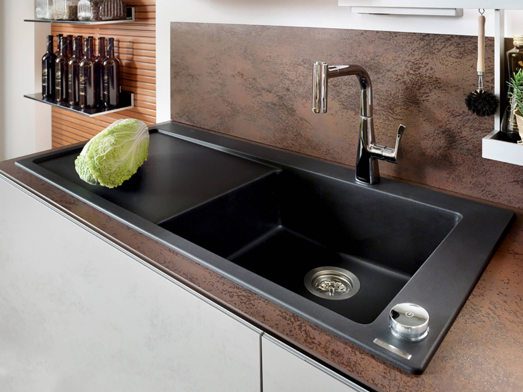 带有单独操作元件的现代水槽组合