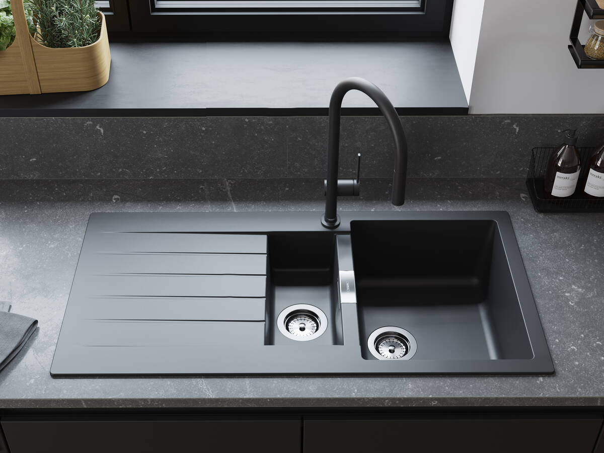 采用现代不锈钢双水槽的厨房。