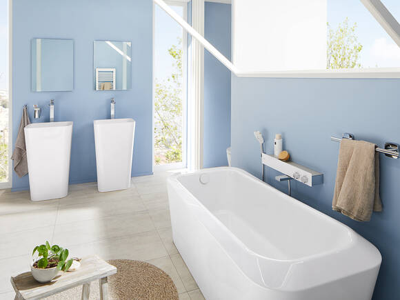 配有浴缸和汉斯格雅 ShowerTablet 的海洋浴室氛围。