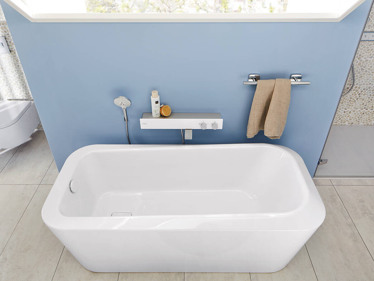 配有汉斯格雅 ShowerTablet 的海洋浴室设计。