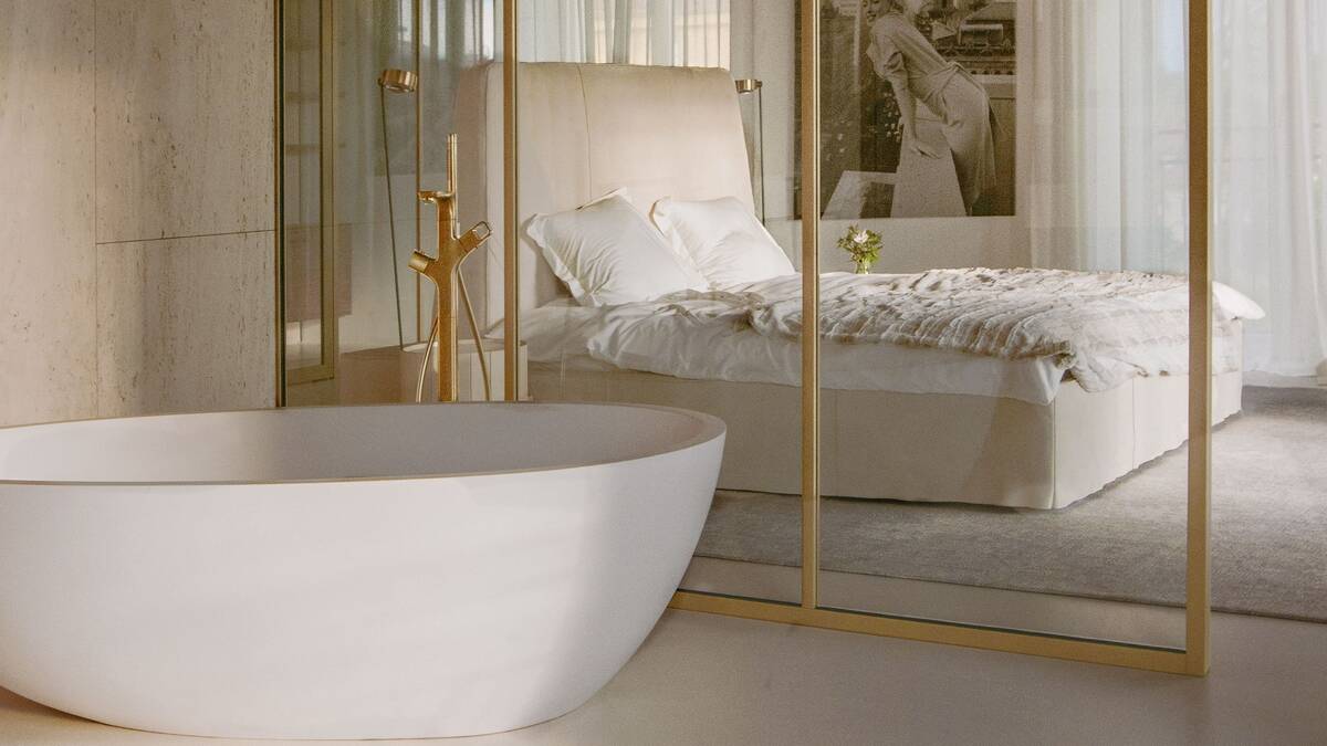 奢华套间浴室——采用黄铜包框的玻璃墙体作为隔断。