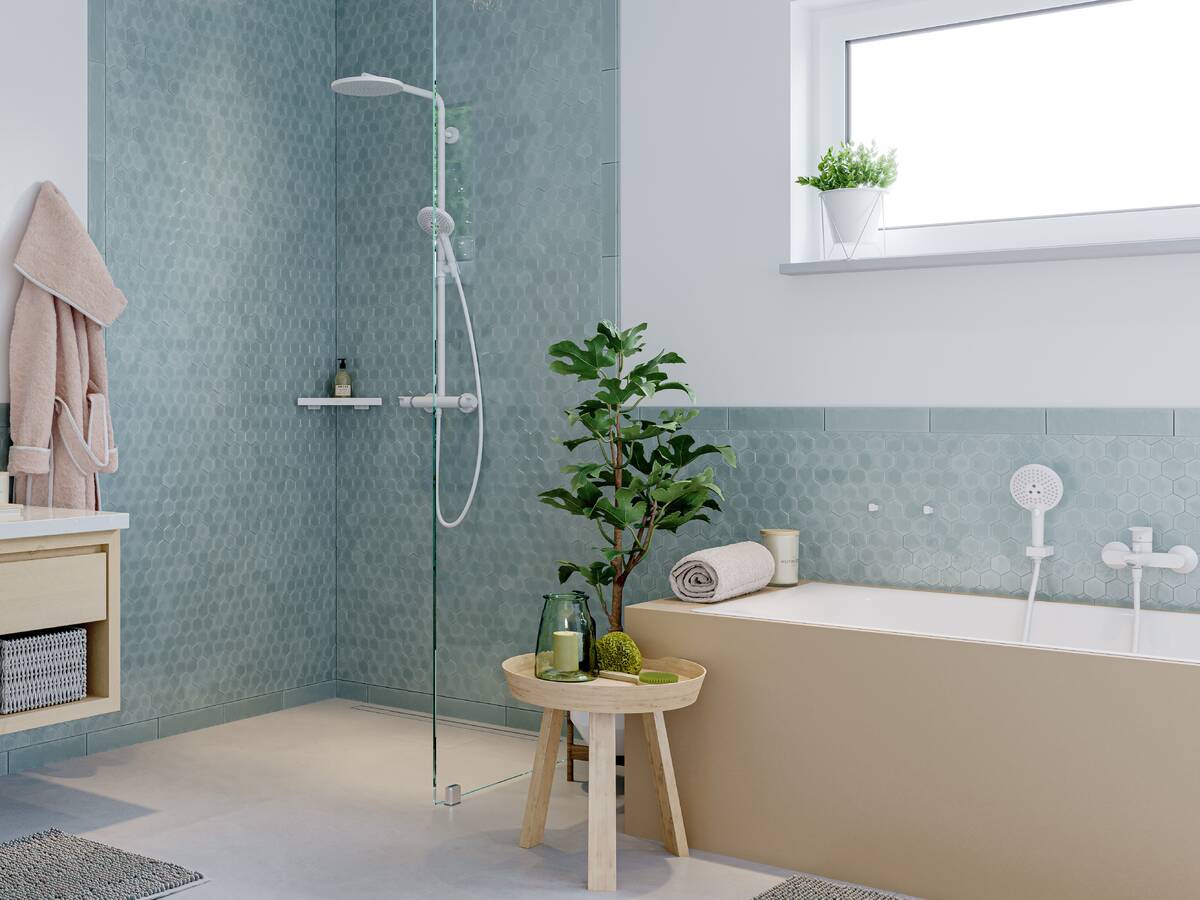 配有与地面齐平的淋浴房和浴缸的明亮浴室。