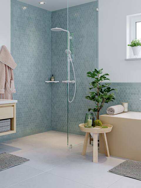 配有淋浴管淋浴系统的与地面齐平的淋浴房。