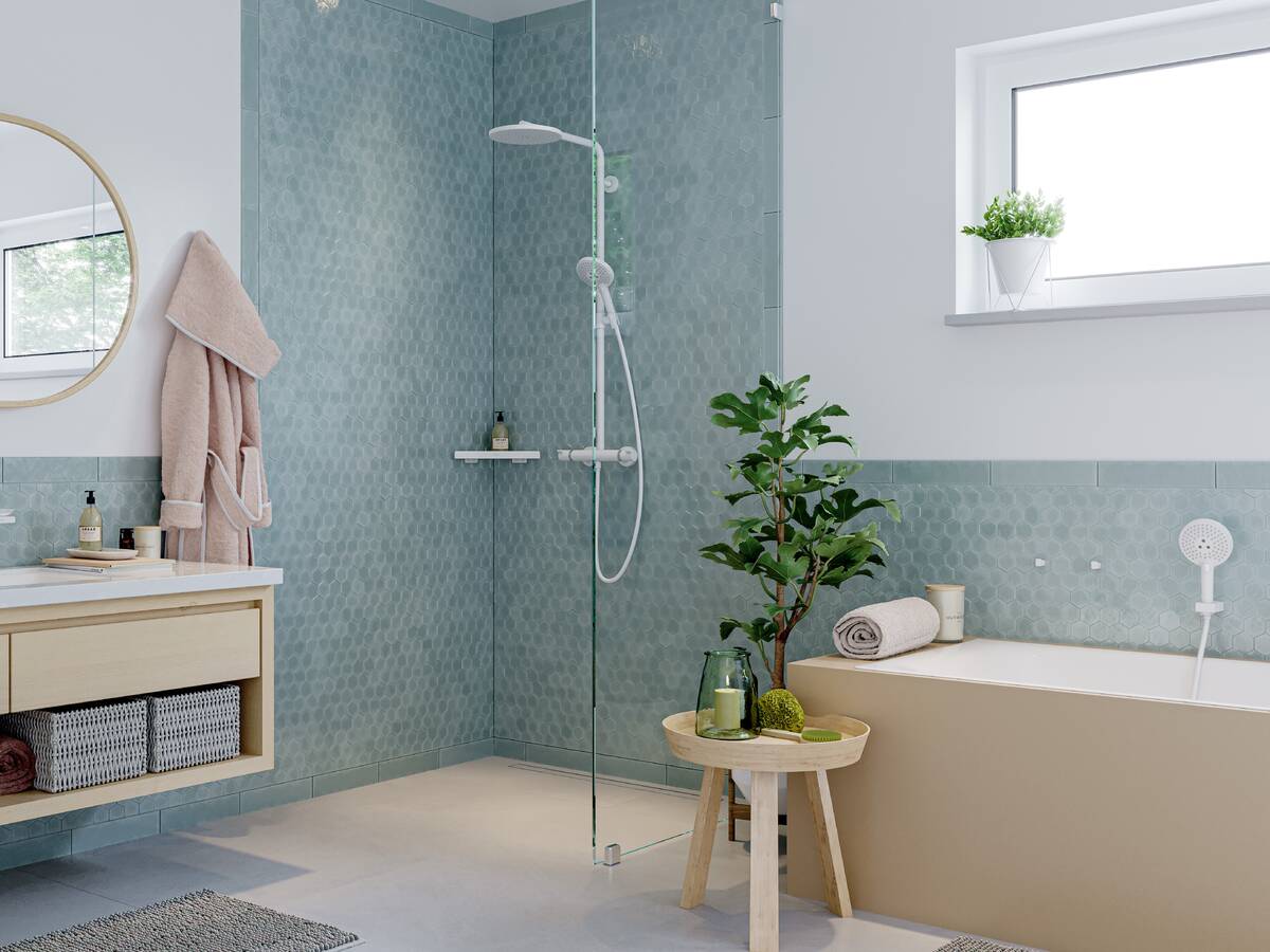 配有淋浴管淋浴系统的与地面齐平的淋浴房。