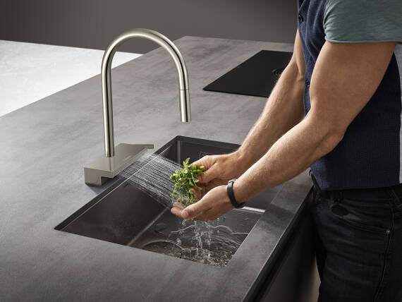 雅可诺优选 M81 搭配采用台下式安装的 S71 水槽。