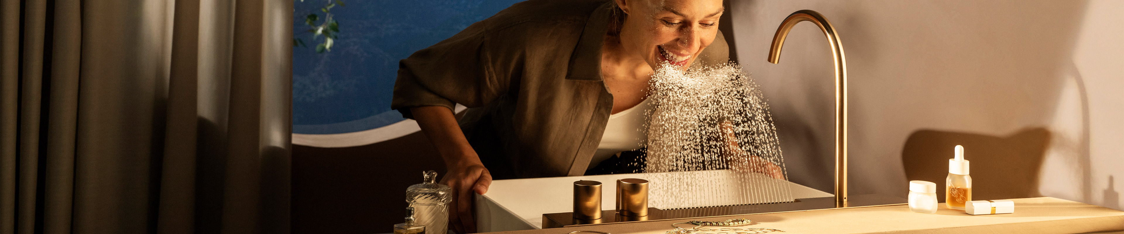 女士俯身于喷涌的 Avalegra AquaUnit 之上。