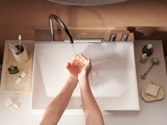 女士在台盆上使用花洒喷淋洗手。