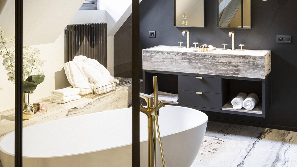 精品酒店中的金色龙头。