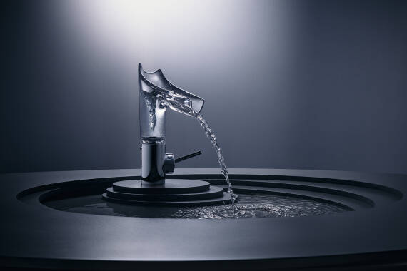 雅生斯达克 V。镀铬龙头柱脚。