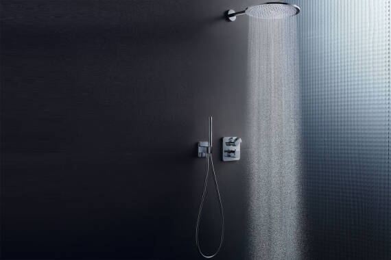 雅生奥奇拉淋浴恒温器和暗装型恒温器。