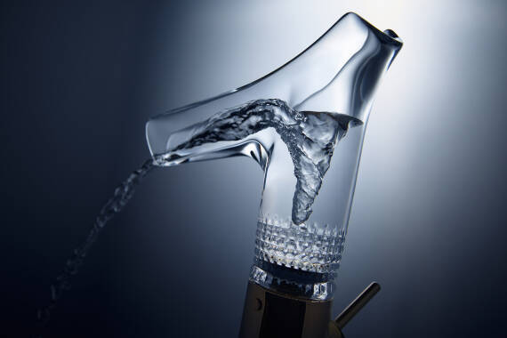 雅生斯达克 V 龙头，采用精致钻石切面玻璃。