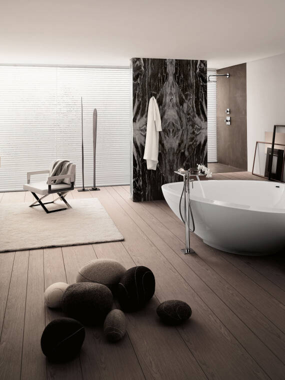 有机设计风格的宽敞浴室。