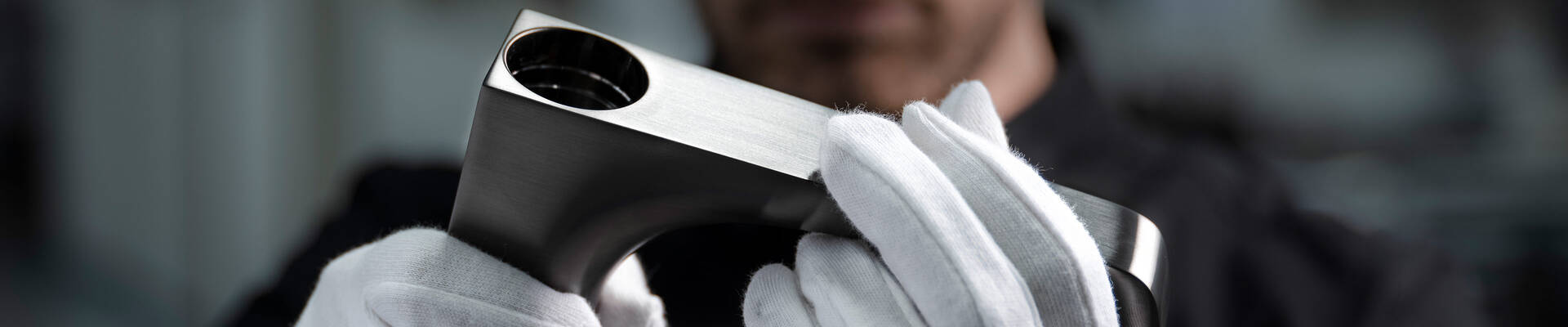 黑铬色雅生奇特里奥 E 单把手龙头。