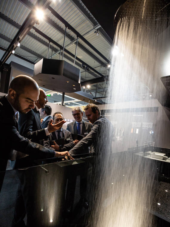 雅生 Showers 搭配 PowderRain。雅生在水设计方面的创新。打造完美的淋浴。