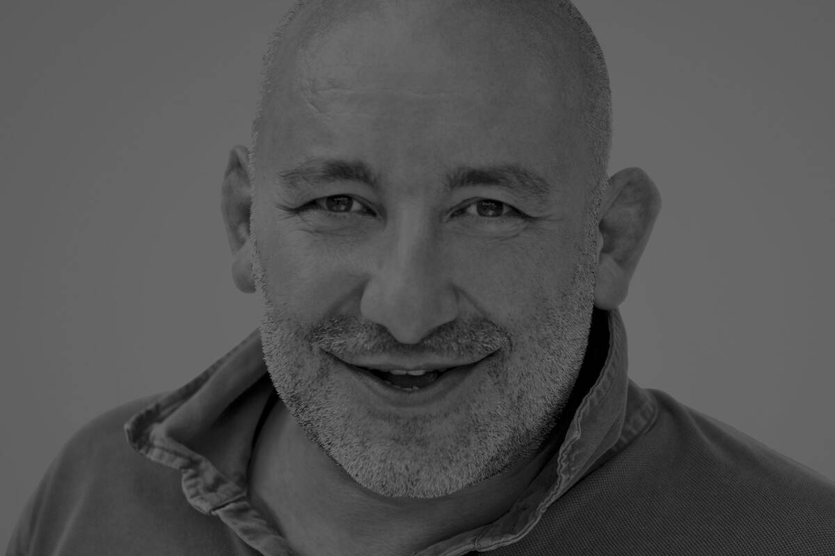 让•马利•玛颂与他刻画的雅生 Edge 图纸。