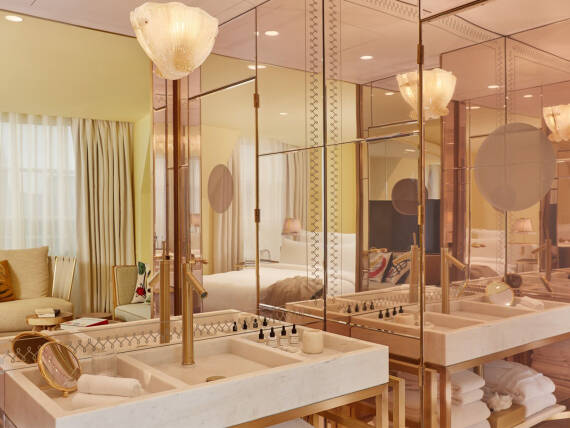 9Confidentiel 酒店的浴室全部配备了斜边玻璃、天然石材地板和大理石台盆，为采用特殊的拉丝黄铜表面的雅生斯达克龙头提供了完美的舞台