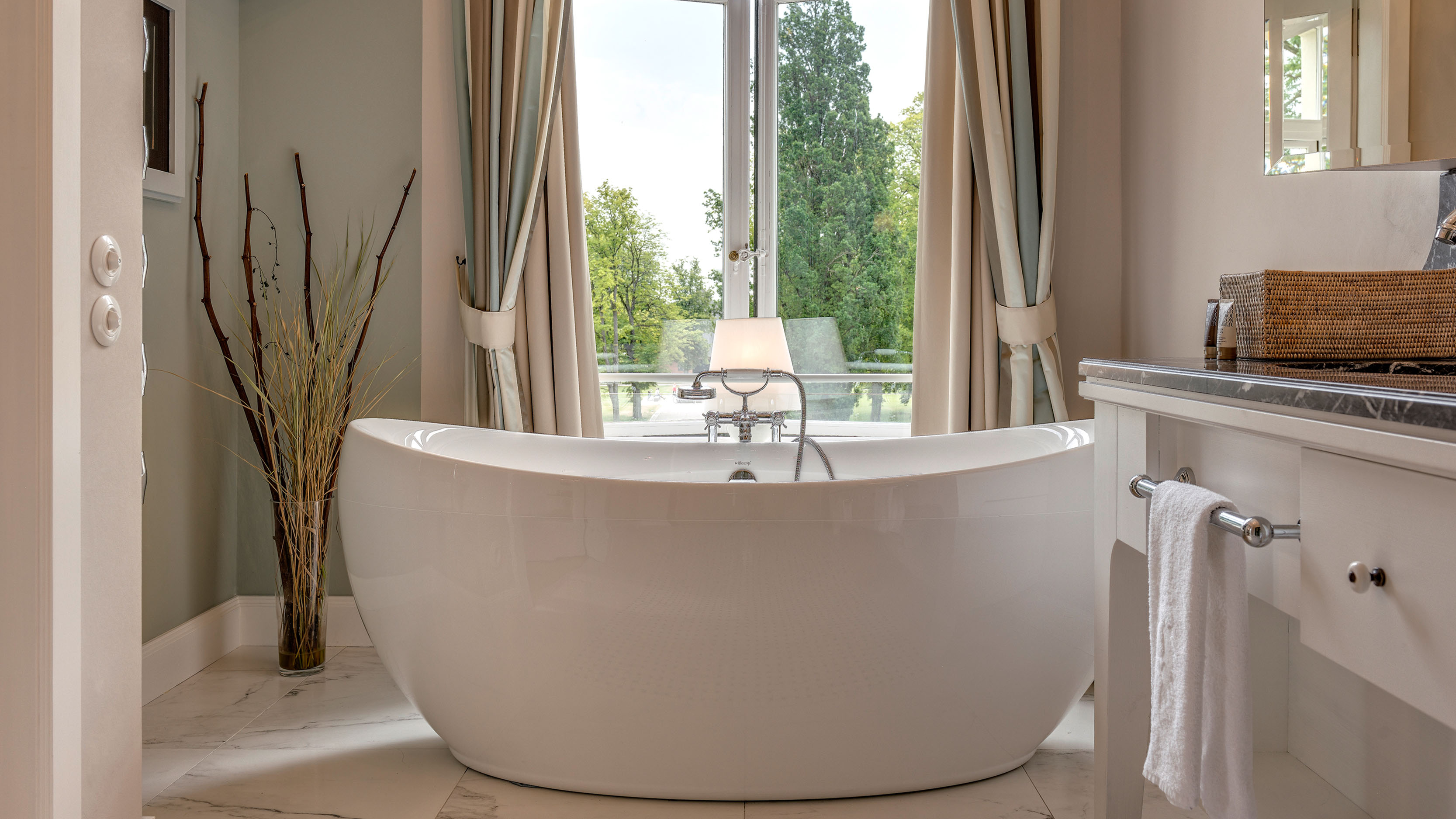 设计师浴室中的经典龙头。