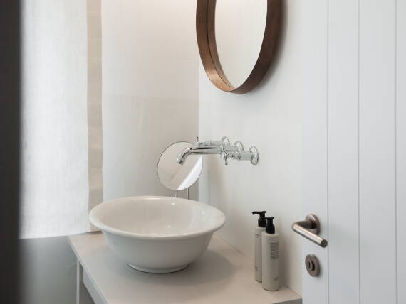 设计既隽永又时尚：雅生蒙特勒龙头与背景形成优雅的对比，并且由于是墙装龙头，使得台盆非常整洁。