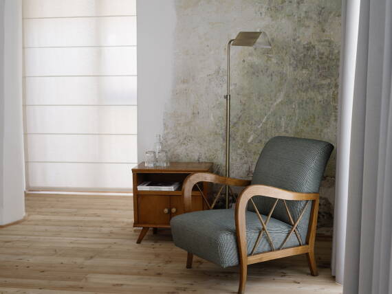 RH1477 酒店的八间高级客房将极简主义的设计风格和历史悠久的古典魅力融为一体。精心挑选的家具和雅生蒙特勒墙上安装龙头提升了酒店整体设计的格调。