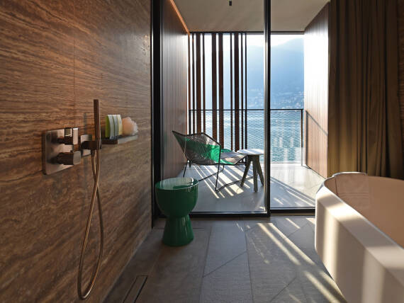 豪华浴室中的淋浴。