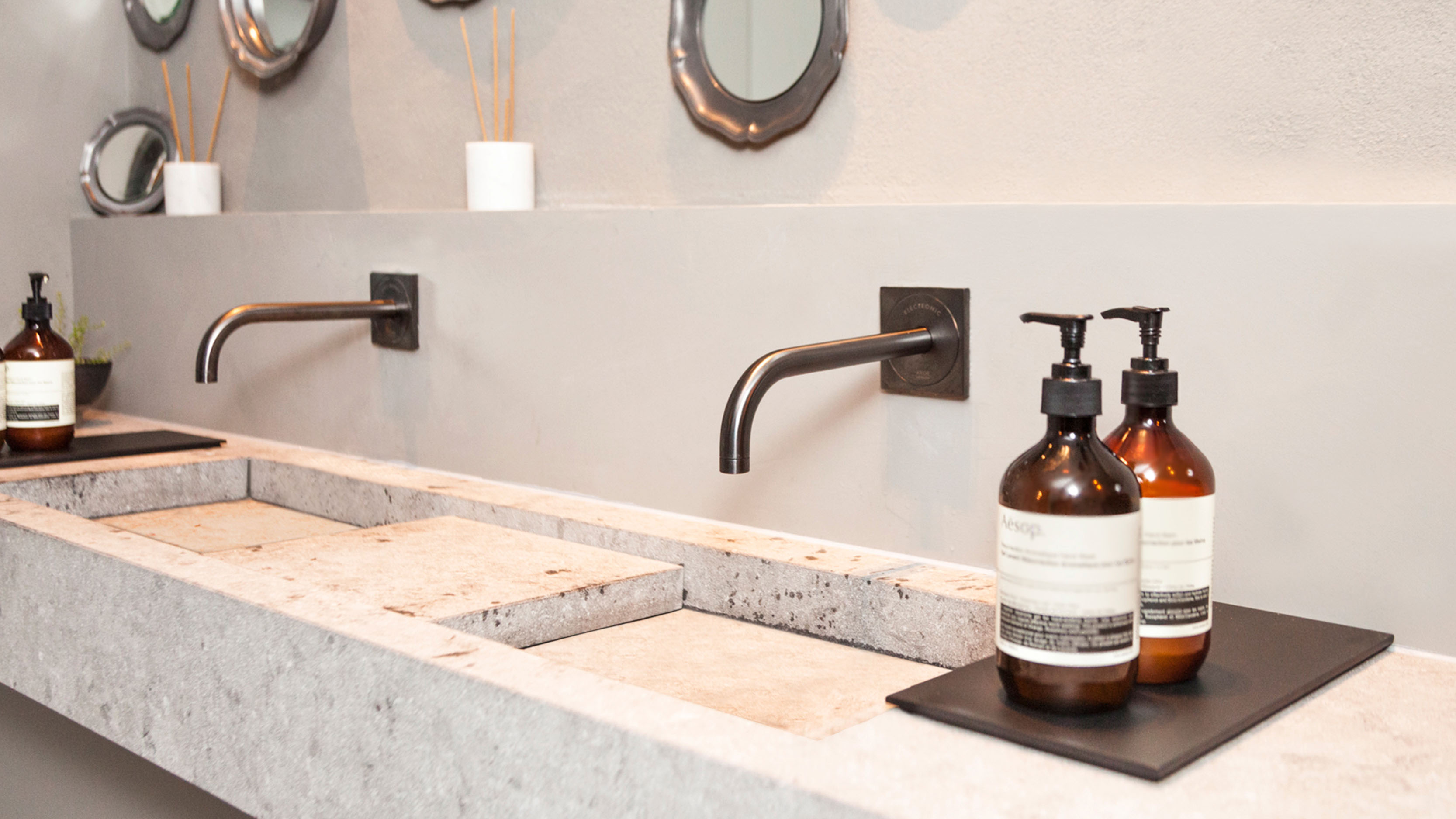 面盆上的自动感应龙头。