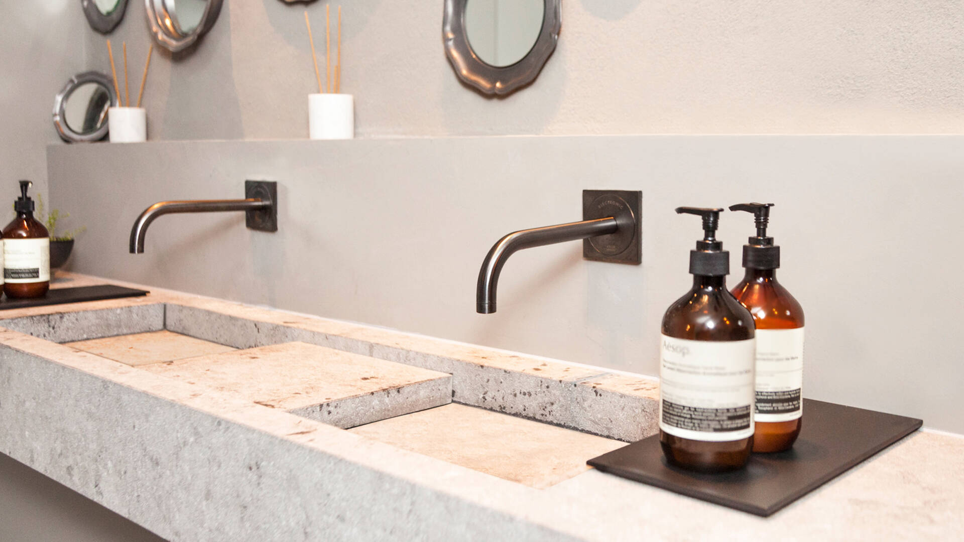 面盆上的自动感应龙头。