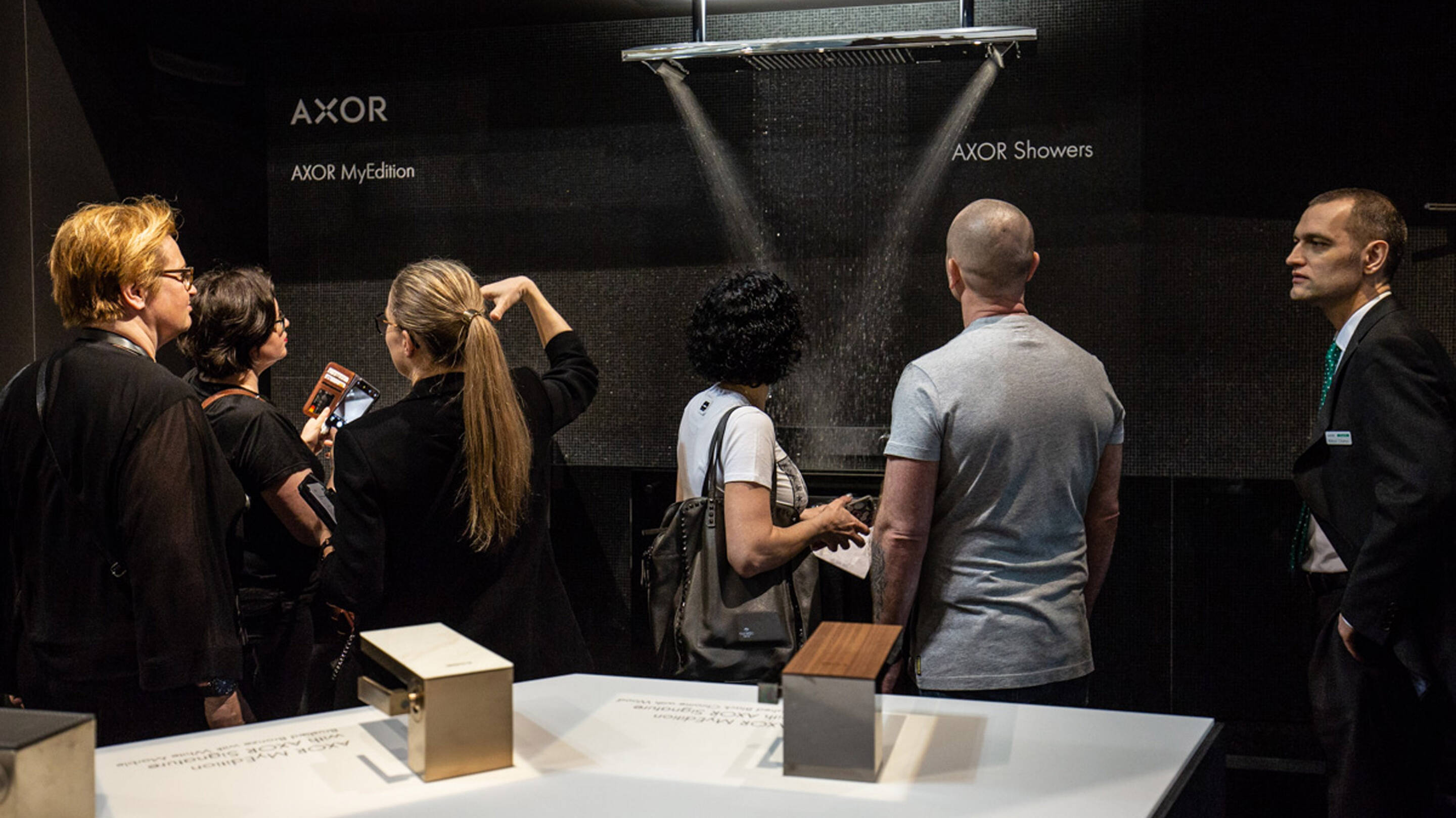 雅生的展会新闻，在米兰国际家具展上展出：由凤凰设计工作室设计的雅生 MyEdition，雅生 ShowerHeaven 1200。