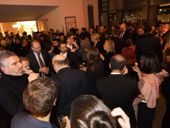 全世界的大客户都迫切期盼着新产品揭开面纱