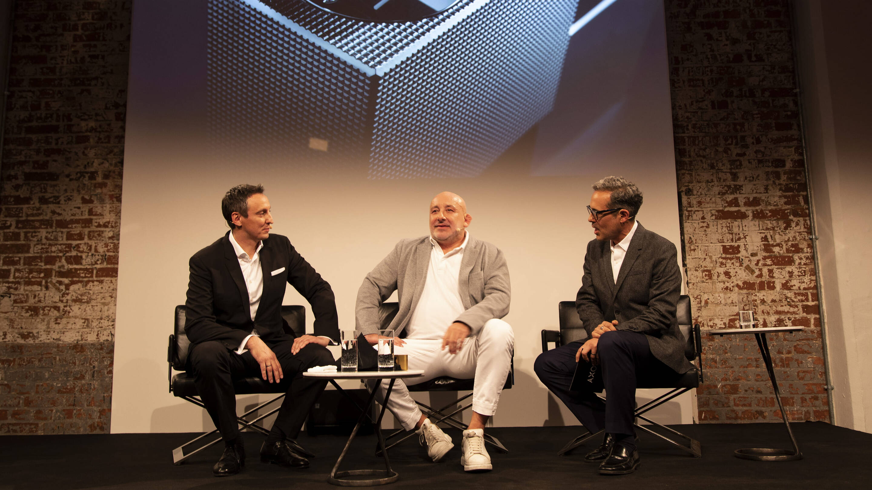 让•马利•玛颂、亚历克斯•马拉希安和汉斯-于尔根•卡姆巴赫共同揭开了雅生 Edge 系列浴室龙头的面纱。