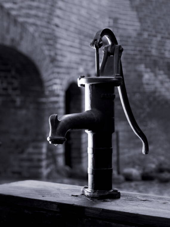 运输水的最原始方式：泵。