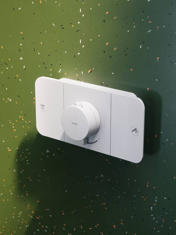 绿色瓷砖上的亚光白色雅生 One 恒温器