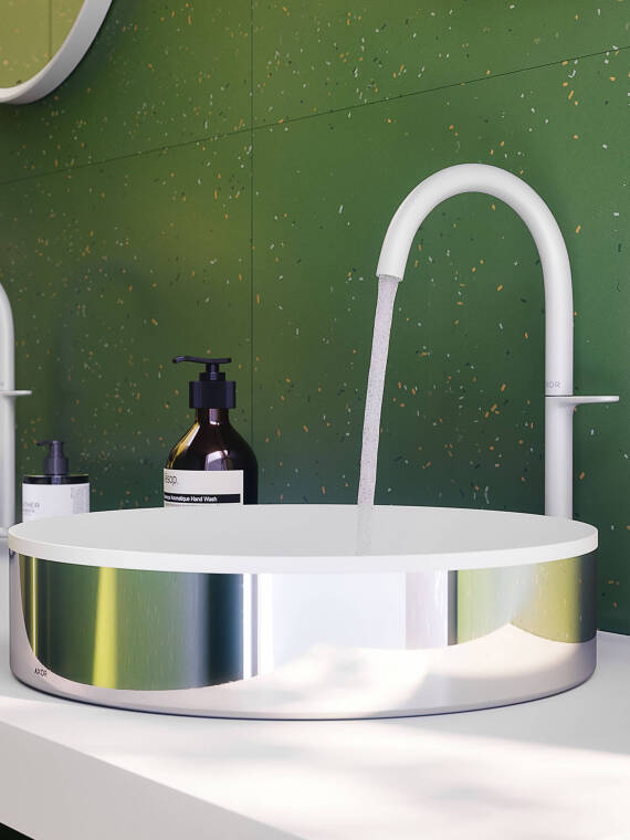 具有亚光白色表面的雅生 One 台盆龙头和白色镀铬雅生 Suite 台盆的特写