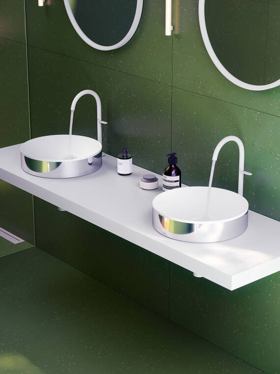 带镀铬环的 2 个雅生 Suite 台盆和亚光白色雅生 One 面盆龙头的图片