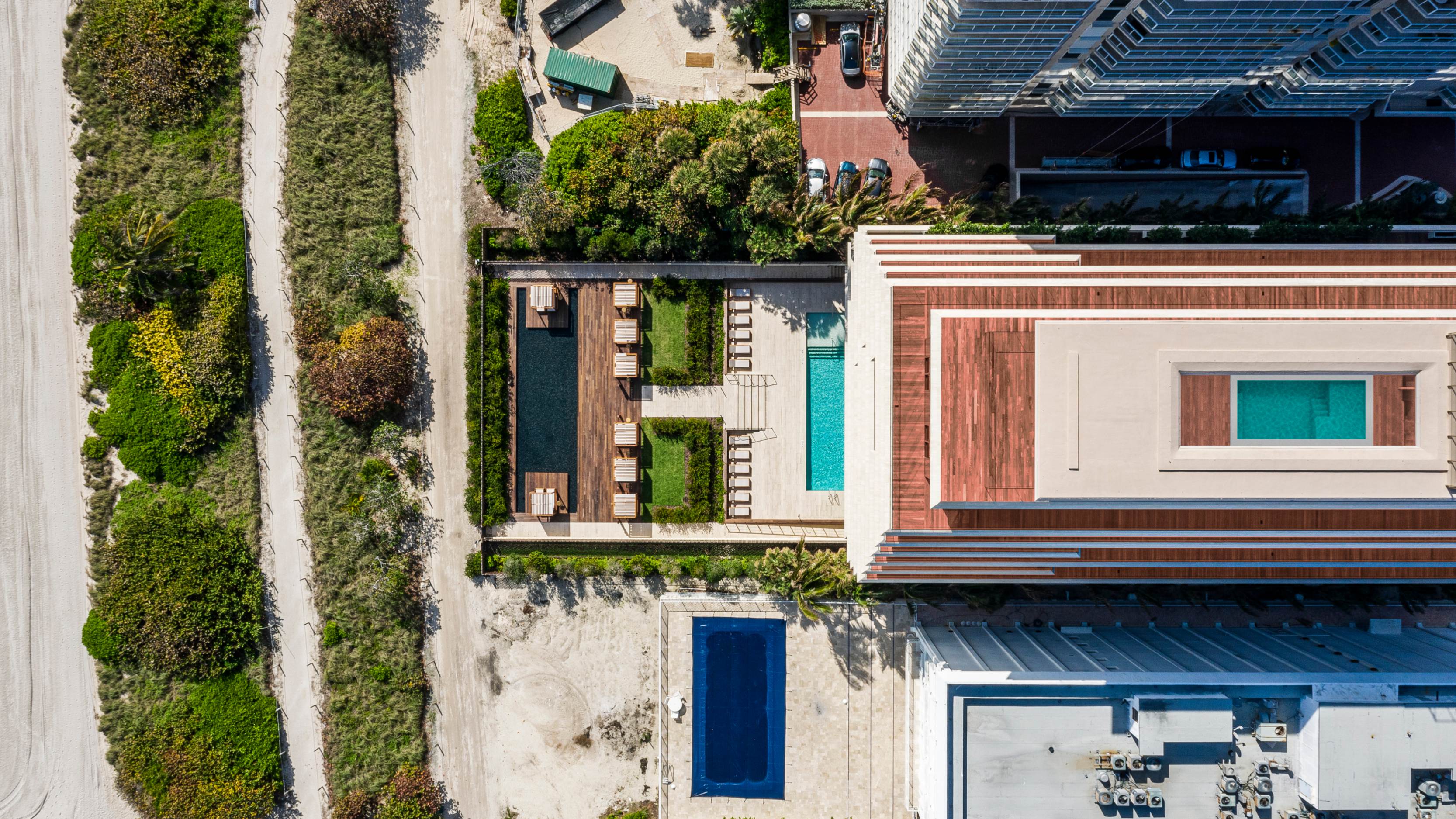 迈阿密 Arte Surfside 和花园及水池的鸟瞰图。