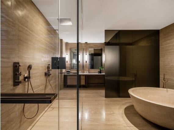 Arte Surfside 中的浴室，装配雅生拉丝古铜色产品。