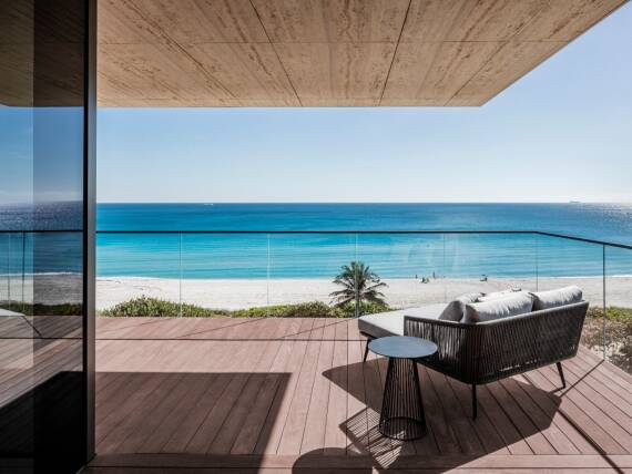 Arte Surfside 公寓露台上的海景景观。